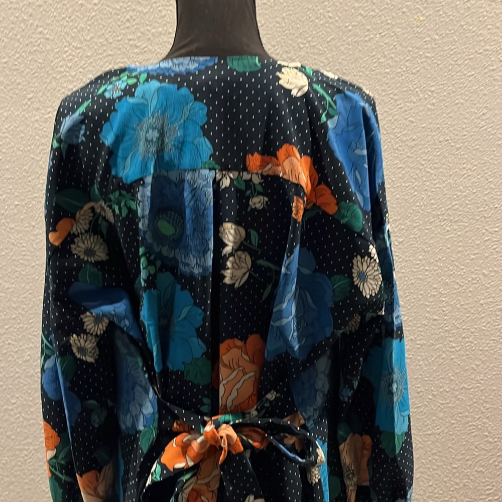 This duster is gorgeous and very versatile, the colors are amazing - Picture 2 of 13